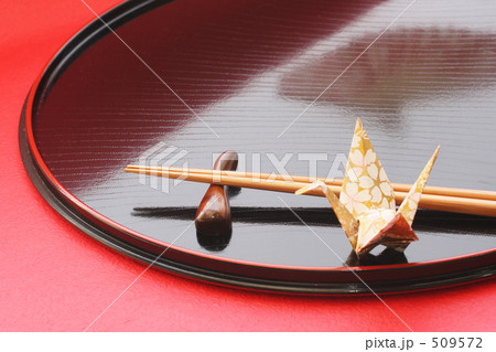 お膳と箸　お盆・赤　１　ツル・扇子の影入り 509572