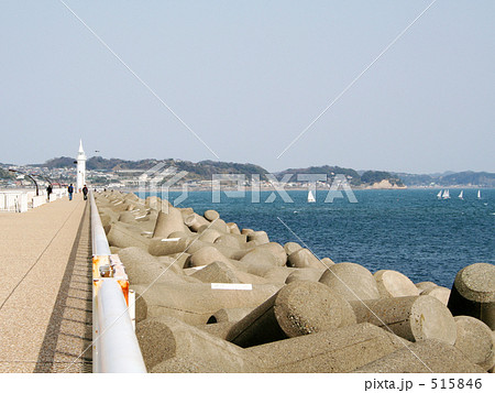江の島の灯台とテトラポット 515846