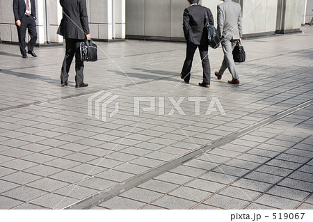 歩くスーツ姿の男性 歩くスーツ姿の男性 519067