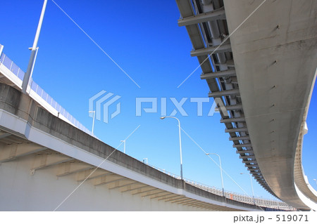 青空と首都高速道路 519071