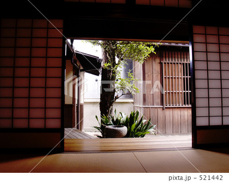 部屋から見る蔵 521442