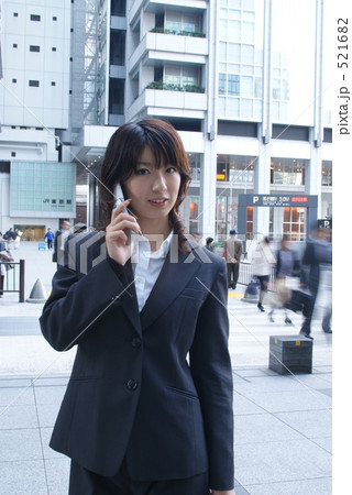 スローシャッター「携帯とビジネスウーマン」 521682