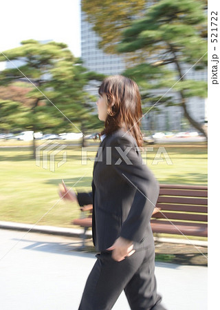 流し撮り「疾走ビジネスウーマン」 521722