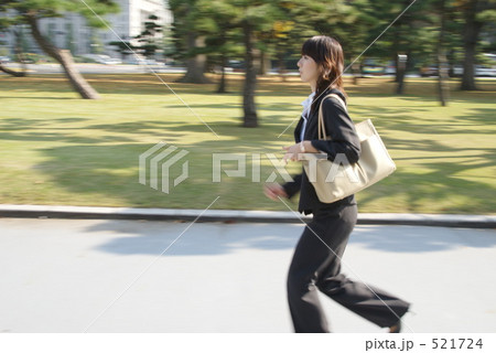 流し撮り「疾走ビジネスウーマン」 521724
