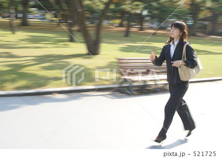 流し撮り「疾走ビジネスウーマン」 521725