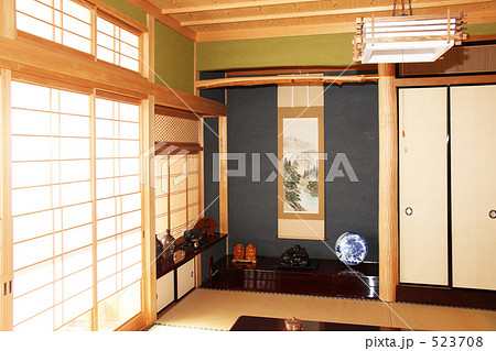 和の生活空間　床の間と掛け軸 523708