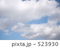523930