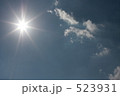 523931