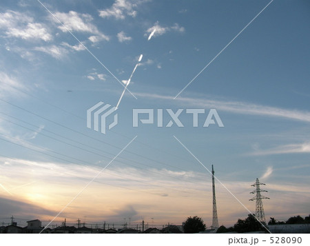 飛行機雲・鉄塔　夕暮れ 528090