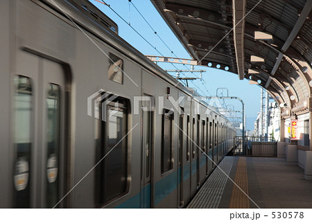 ホームを通過する通勤電車 530578