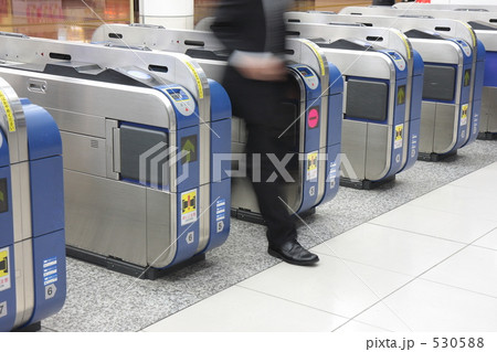 改札を通るビジネスマン 530588