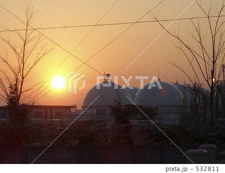 ガスタンクと夕日 532811