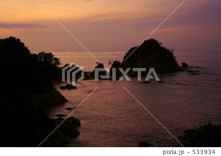 山陰海岸/日没後の浦富海岸と漁り火 533934