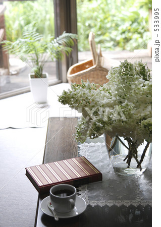 コーヒーカップとテーブル 533995