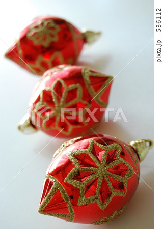 クリスマスの赤いオーナメントの写真素材