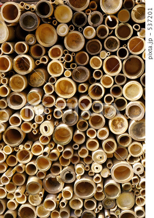 積み重ねた竹材 537201