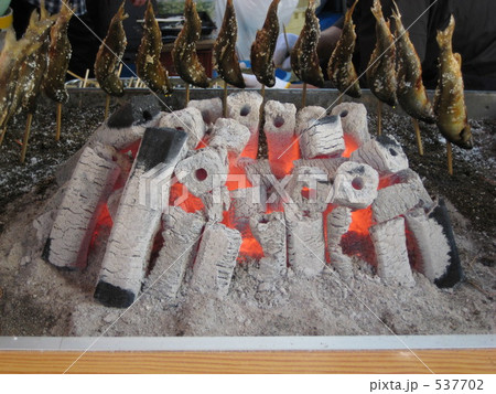 鮎を焼く炭火 537702