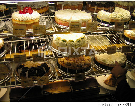 アメリカのケーキ屋ショーケースの写真素材 5371