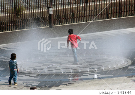 噴水と子供たち 噴水と子供たち 541344