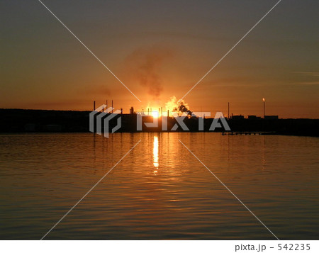 朝陽と煙突と煙 朝陽と煙突と煙 542235