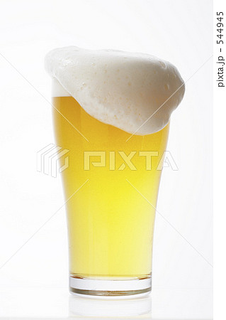 溢れる泡の冷たいビール 544945