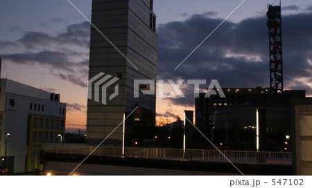 夕暮れ駅前 547102