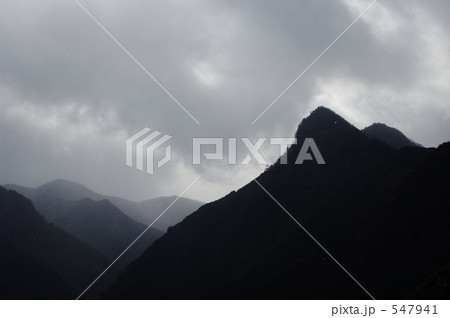 山里に初雪舞う12月6日 山里に初雪舞う12月6日 547941