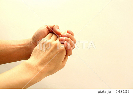 信頼　手を握る男女 548135
