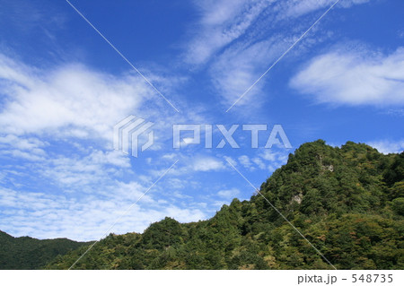 緑の山と青い空 548735