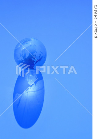 ガラスの地球儀と水面の波紋 ガラスの地球儀と水面の波紋 549371