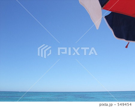 海と青空とパラソル 549454