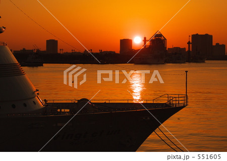 日の出と船 551605