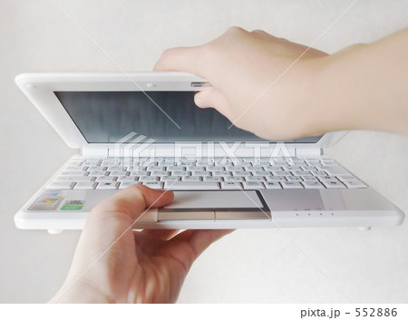 ノートパソコンを開く 552886
