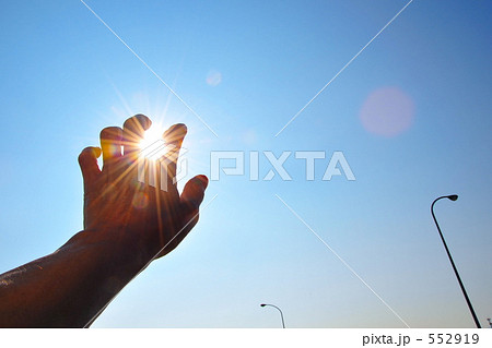 太陽を掴む の写真素材