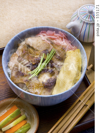 焼鳥丼 555171