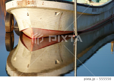 川面に写る漁船 555550