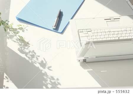 ビジネスの未来　ノートパソコン 555632