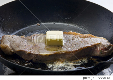 ステーキを焼く ステーキを焼く 555638