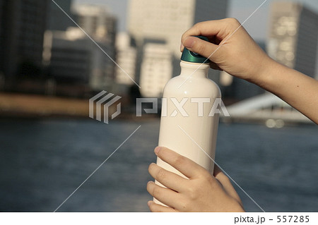 隅田川沿いでエコボトルを持つ女性の手 557285