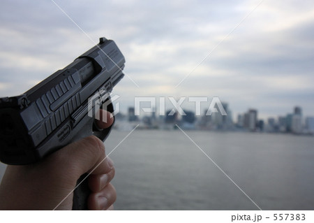東京湾のビルと拳銃 557383