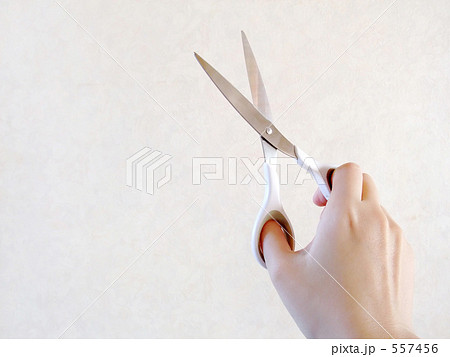ハサミを持つ 557456