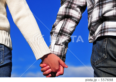 青空と手繋ぎの写真素材