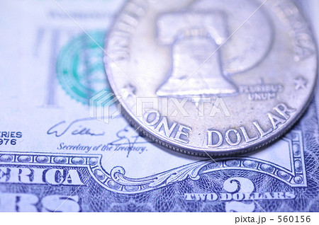 1ドル硬貨と2ドル札 560156