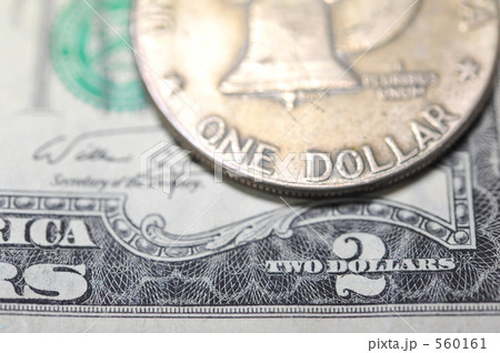 1ドル硬貨と2ドル札 1ドル硬貨と2ドル札 560161
