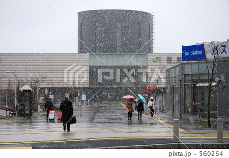 函館散歩・雪降る函館駅 560264