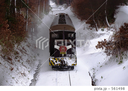 雪を走るストーブ列車 561498