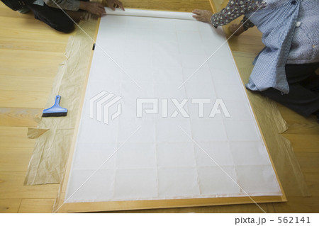 師走の障子張替え作業 562141