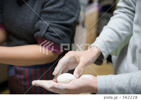 もちを丸める 562228