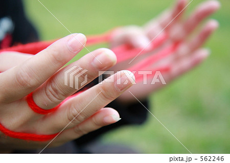 あやとりをする女性 あやとりをする女性 562246