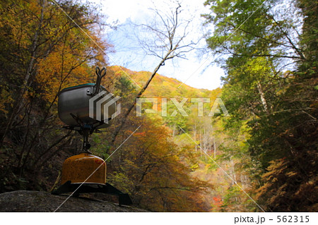 紅葉の山とコッヘル 562315